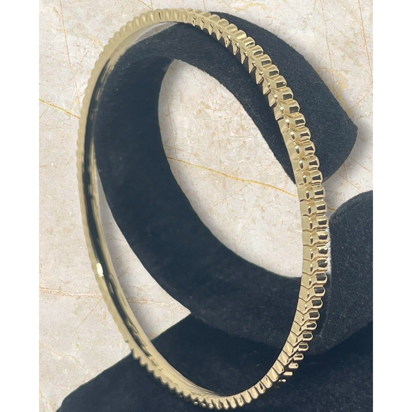 Gold Tone Textured Bangle Bracelet Fashion Style Chic Everyday Wear Minimal Nwt
